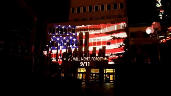 Presidenca mbulohet me ngjyrat e flamurit amerikan për nder të viktimave të 11 shtatorit