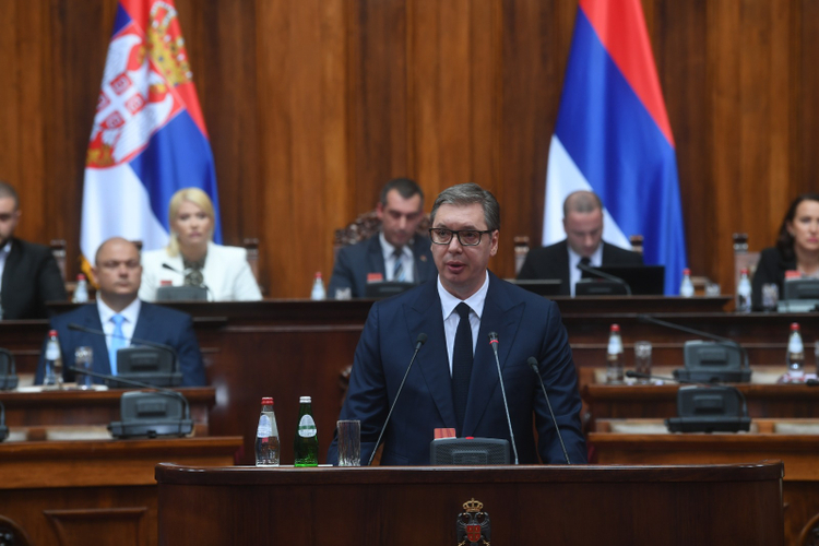 Vuçiq “betohet” në Kuvend se Serbia do të mbrojë serbët “nëse ata sulmohen”