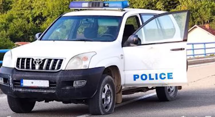 Sveçla publikon video ku, sipas tij, shihen serbët duke shpërndarë armë në veri