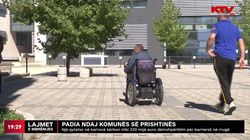 Një qytetar me nevoja të veçanta kërkon mbi 320 mijë euro dëmshpërblim për pengesat në rrugë