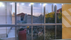 Një 82-vjeçare po ndiqet penalisht në Shqipëri, ndërtoi kotec të pulave pa leje