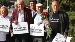 Pensionistët protestojnë, i presin deputetët me pankarta dhe lule