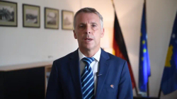 Rohde: Serbëve të Kosovës t’u shpjegohet se në Kosovë duhet të përdorin targa RKS