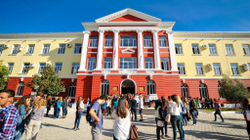 Protestojnë profesorët në Shqipëri: Pa rritje pagash, s’nis viti akademik