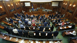 Nis seanca me një minutë heshtje në nder të Fehmi e Xhevë Lladrovcit