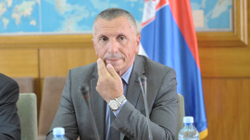 Kamberi reagon pas kërcënimit me “shpërngulje” nga deputetja serbe