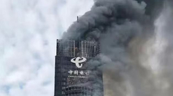 Zjarri përfshin ndërtesën 42-katëshe në Kinë ku ndodheshin zyrat e China Telecom