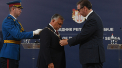 Serbia e nderon me Urdhrin më të lartë sfiduesin e Bashkimit Evropian