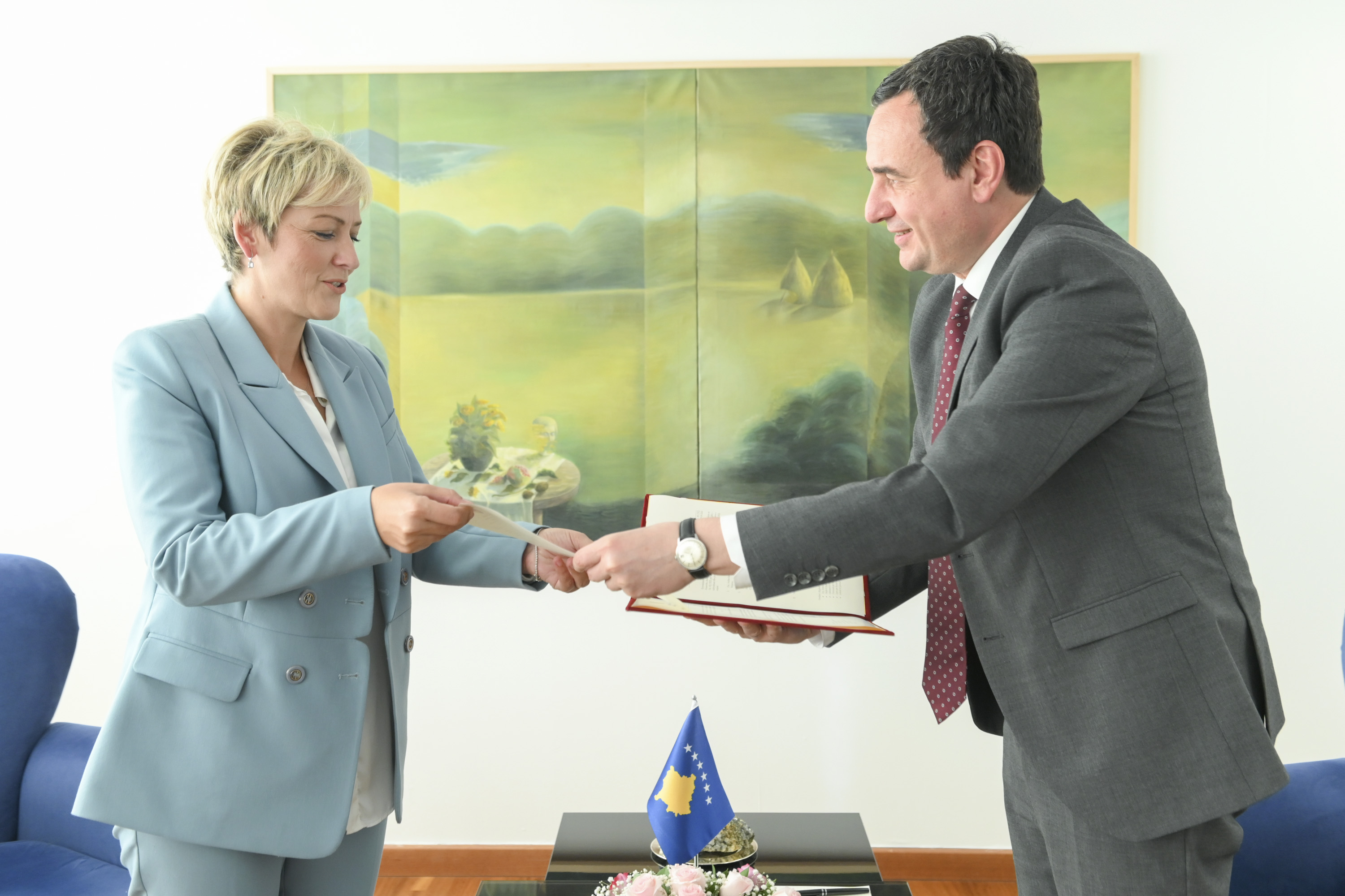 Kurti emëron Sinanin këshilltare për Luginën, paralajmëron edhe hapjen e zyrës 