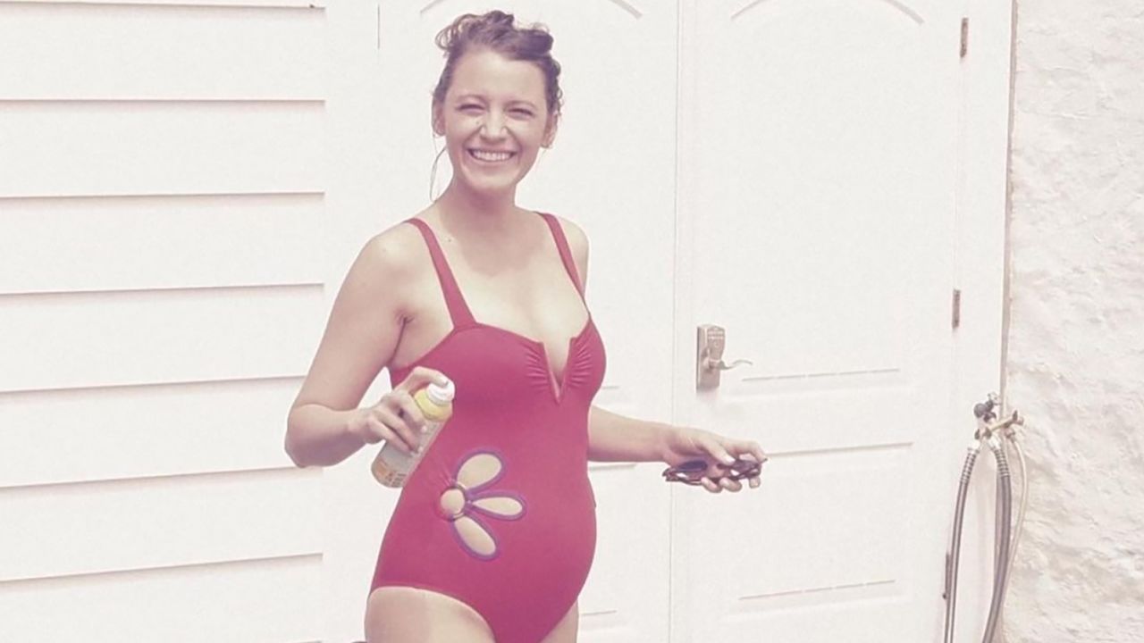 Aktorja Blake Lively publikon fotografi të shtatzënisë