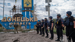 Flamur ukrainas ngrihet në kufirin mes rajoneve Donetsk e Kharkiv