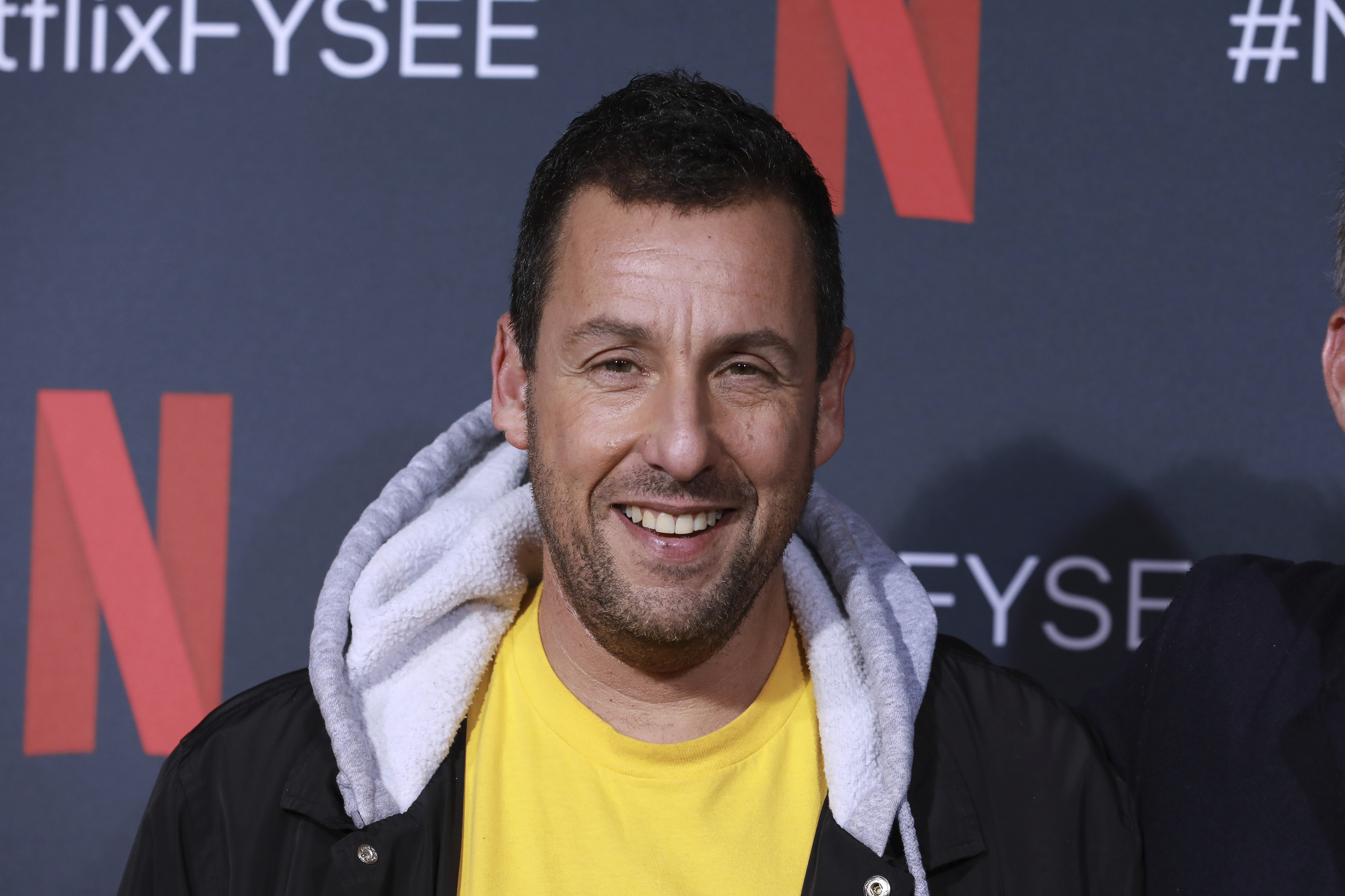 Adam Sandler i nënshtrohet operacionit në ijë