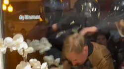 Arrestimi brutal i protestuesit anti-Putin [VIDEO]