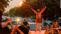 Gratë iraniane djegin shamitë në protestën për vdekjen e Mahsa Aminit në paraburgim