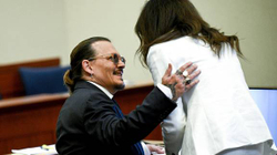 Johnny Depp në lidhje dashurie me avokaten e tij
