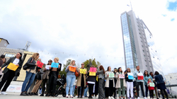Prindërit marshojnë me kërkesën për hapjen e çerdheve, Qeveria e SBASHK-u nuk i përfillin