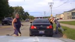 Policja në SHBA rrihet me një 64-vjeçar, qytetarët e ndihmojnë ta arrestojë [VIDEO]