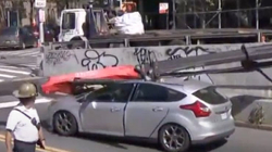 Gruaja në New York shpëton mrekullisht pasi një vinç bie mbi veturën e saj