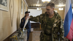 Ushtarët rusë u shkojnë derë më derë ukrainasve për të votuar për referendumet