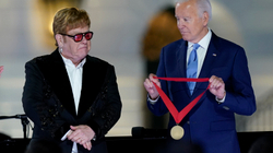 Bideni e nderon Elton Johnin me medalje