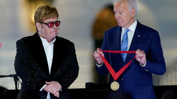 Bideni e nderon Elton Johnin me medalje”