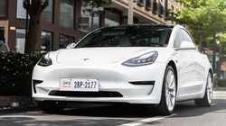 Tesla tërheq 1 milion vetura shkaku i problemeve me mbylljen e dritareve