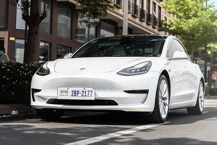 Tesla tërheq 1 milion vetura shkaku i problemeve me mbylljen e dritareve”