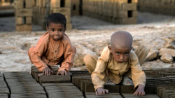Puna e rëndë që po i thyen në kurriz fëmijët afganë