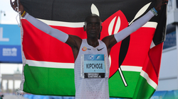 Kipchoge thyen rekordin e botës në maratonë