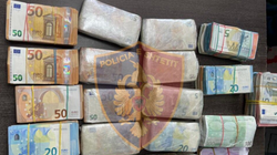 Tentoi të fuste afro 220 mijë euro të padeklaruara në Shqipëri, arrestohet një person