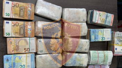Tentoi të fuste afro 220 mijë euro të padeklaruara në Shqipëri, arrestohet një person”