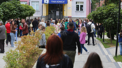 Protestë te “Faik Konica”, prindërit kërkojnë nisjen e mësimit, nxënësit: “S’jemi vlerë monetare”