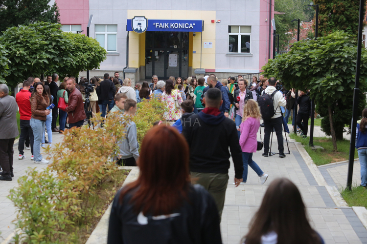 Protestë te “Faik Konica”, prindërit kërkojnë nisjen e mësimit, nxënësit: “S’jemi vlerë monetare”