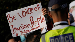 Përshkallëzohet në dhunë protesta para Ambasadës iraniane në Londër”