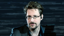 Putini i jep shtetësinë ruse Edward Snowdenit