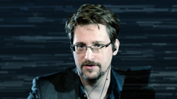 Putini i jep shtetësinë ruse Edward Snowdenit”