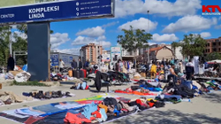 Shitësit mbushin rrugët e trotuaret me mallra në Bresje të Fushë-Kosovës