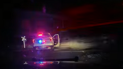 SHBA, treni godet veturën e policisë së parkuar në shina ku ishte një 20-vjeçare e arrestuar (VIDEO)”
