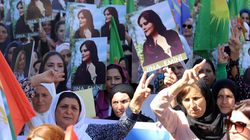 Sirianet djegin shamitë pas vdekjes së iranianes së mbuluar