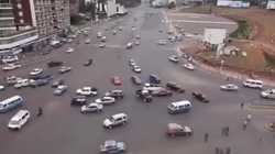Një udhëkryq i stërngarkuar në Etiopi, pa asnjë shenjë trafiku e pa aksidente [VIDEO]