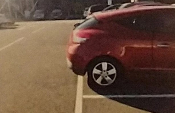 Britaniku gjobitet me 100 funte, pasi vetura kishte dalë 7 centimetra jashtë zonës së parkingut