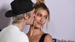 Hailey Bieber rrëfehet për herë të parë për fillimet e lidhjes me Justinin