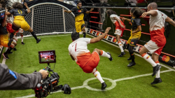 Figo ndihmon në thyerjen e rekordit për një lojë futbolli në lartësinë më të madhe ndonjëherë