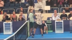 Rrahje mes dy tenistëve në momentin e përshëndetjes