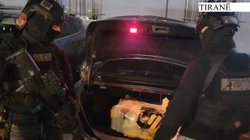 Fushë-Kuqe, një personi i kapen 41.7 kg heroinë në veturë