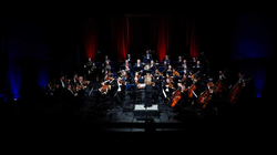 Filharmonia i dhuron Gjakovës rrëfimin romantik