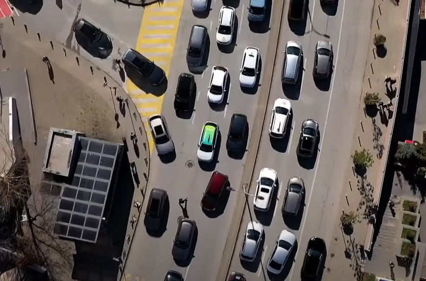 Prishtina nga lart, kolonat e gjata vështirësojnë trafikun
