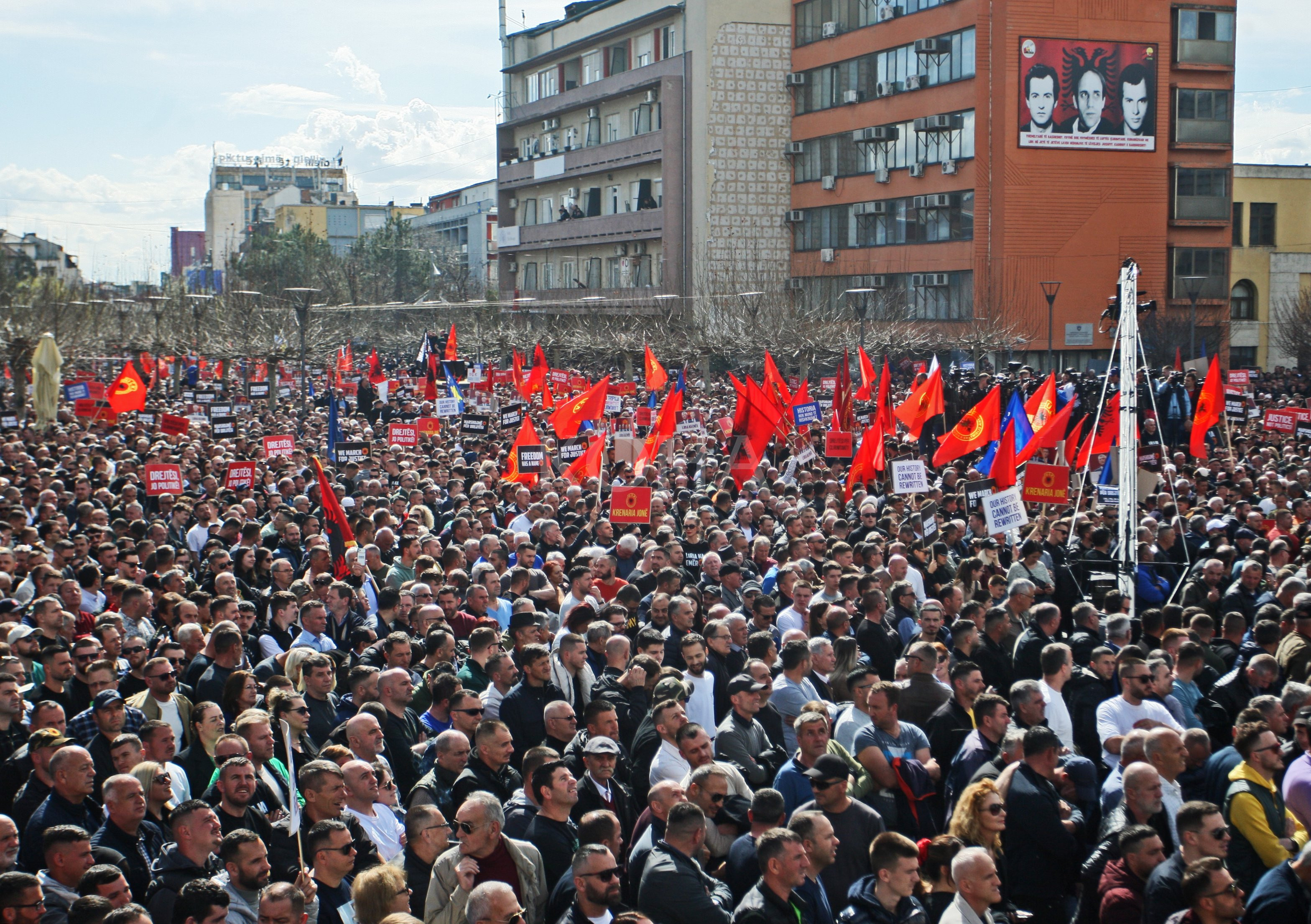 60 autobusë nga Kosova për protestën në Tiranë, Gucati: Merr pjesë edhe Edi Rama