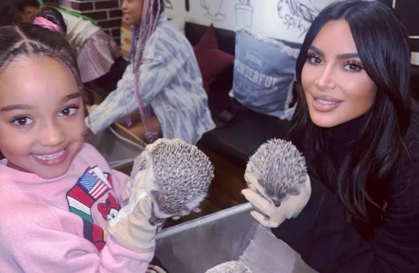 Kim Kardashian poston fotografi me fëmijët nga pushimet në Japoni