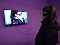 Afrimi e provimi i mjeteve teknologjike e përballin vizitorin me vetveten. Duket sikur efektet më interesante të rrjeteve sociale të mblidheshin në një dhomë. Shikimi i vetvetes e vë qenien njerëzore në një tjetër dimension, përtej të zakonshmes